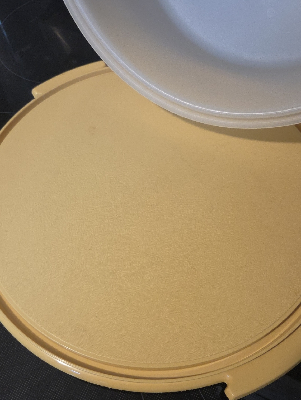Vintage Tupperware Pale Yellow Round Cake Carrier with Handles - Picture 4 of 4